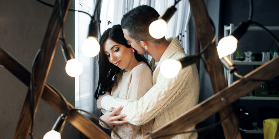 Couple profitant d'un moment intime dans une Secret Room avec &eacute;clairage chaleureux