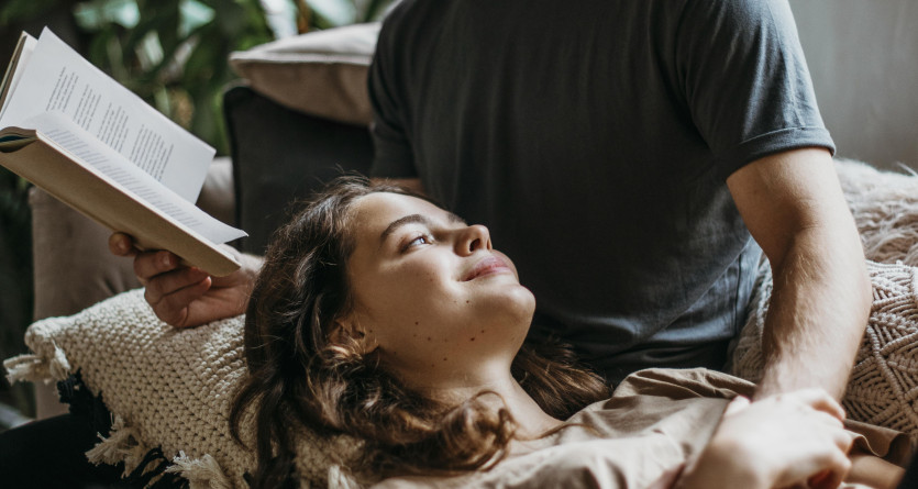 Couple partageant un moment de lecture dans une Love Room