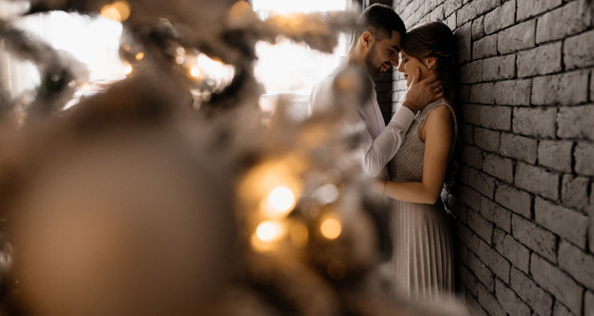 Couple romantique se tenant tendrement dans une Love Room