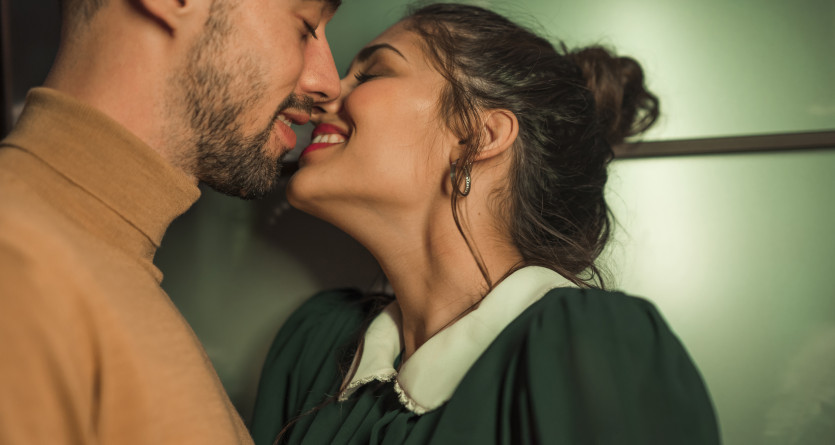 Couple partageant un moment intime dans une Secret Room