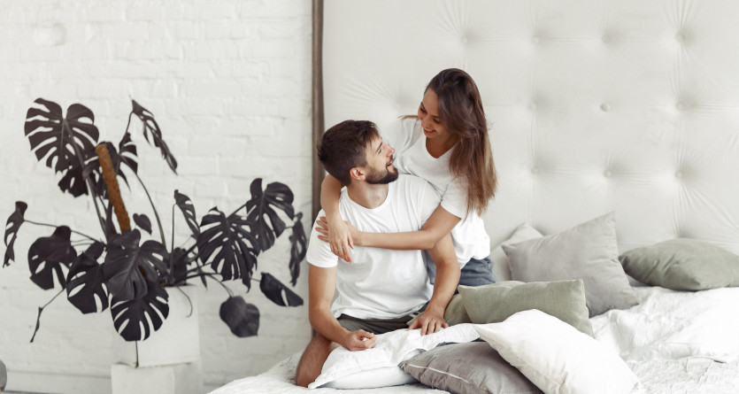 Couple souriant dans une chambre avec Secret Room