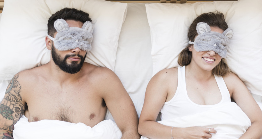 Couple portant des masques de sommeil dans une chambre avec Secret Room