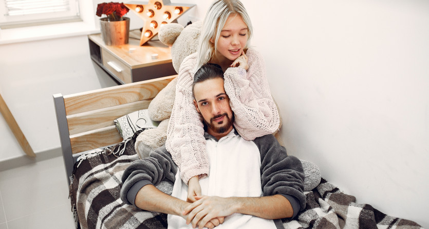 Couple romantique se relaxant dans une chambre cosy avec d&eacute;coration chaleureuse