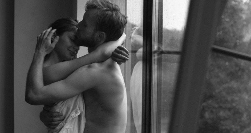 Couple romantique s'embrassant dans une Love Room