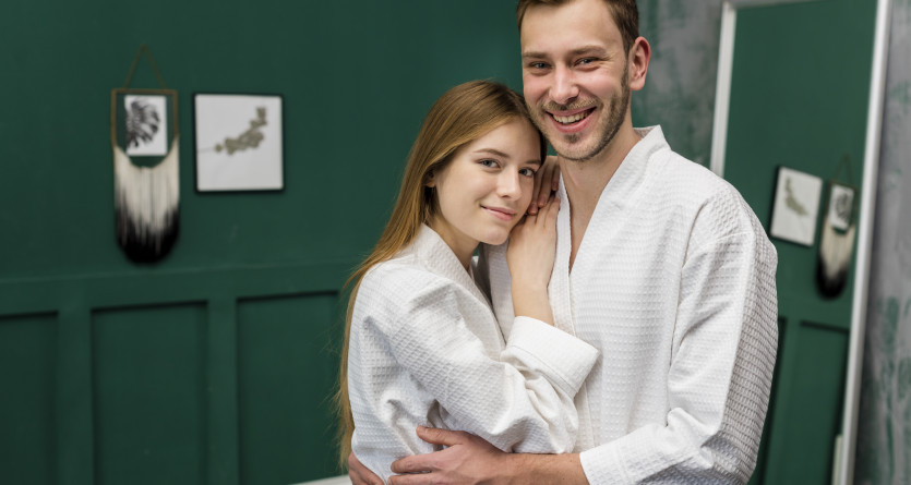 Couple souriant dans une chambre Love Room