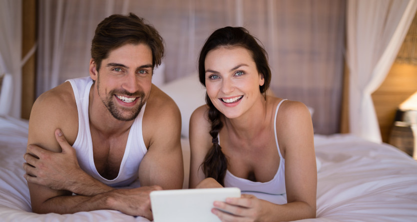 Création d'un nid d'amour en Love Room Couple souriant dans une chambre Love Room