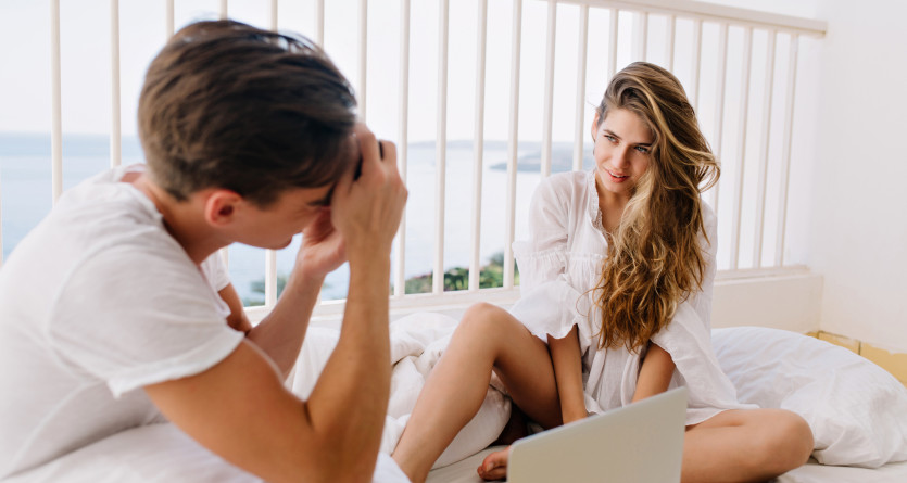 Couple profitant d'une matin&eacute;e romantique sur le balcon avec vue sur la mer