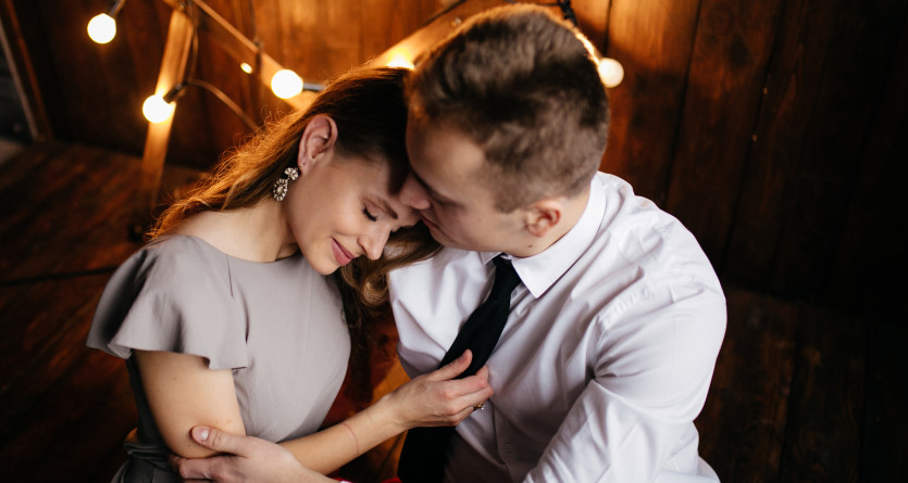 Couple dans une Love Room romantique avec &eacute;clairage doux