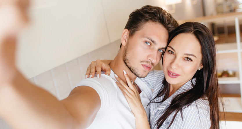 Selfie romantique d'un couple dans une Love Room