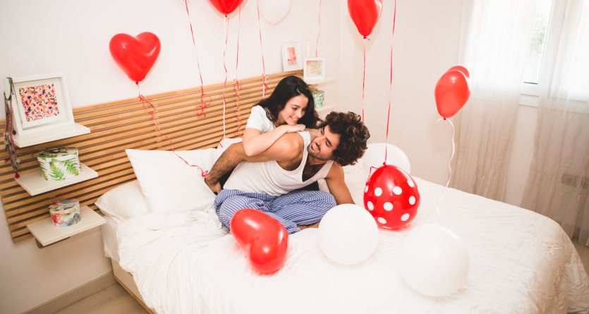 Couple dans une chambre romantique d&eacute;cor&eacute;e de ballons