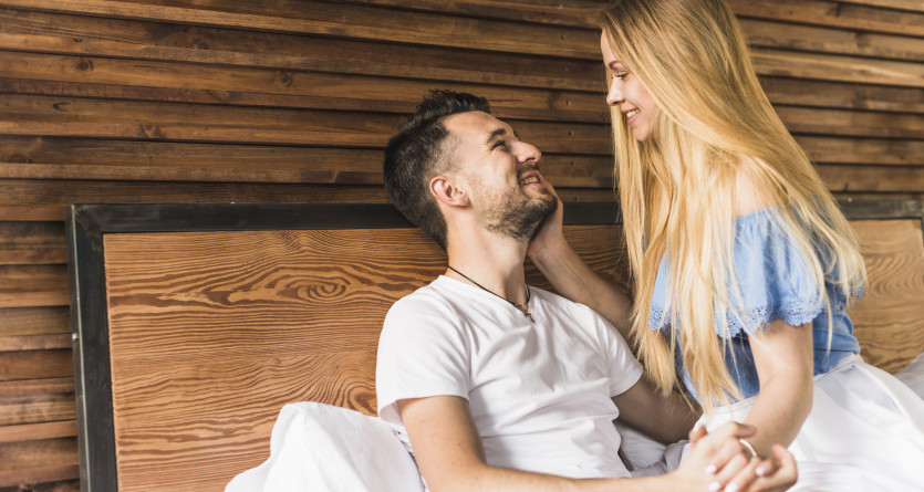 Couple partageant un moment tendre dans une chambre en bois