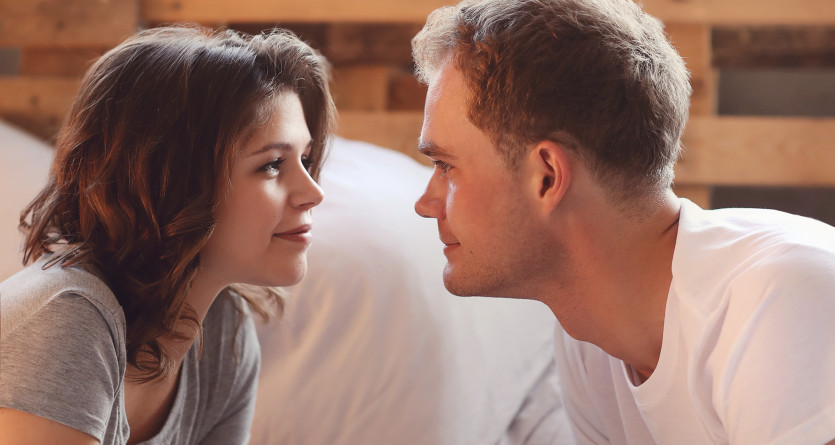 Couple partageant un moment romantique dans une Love Room