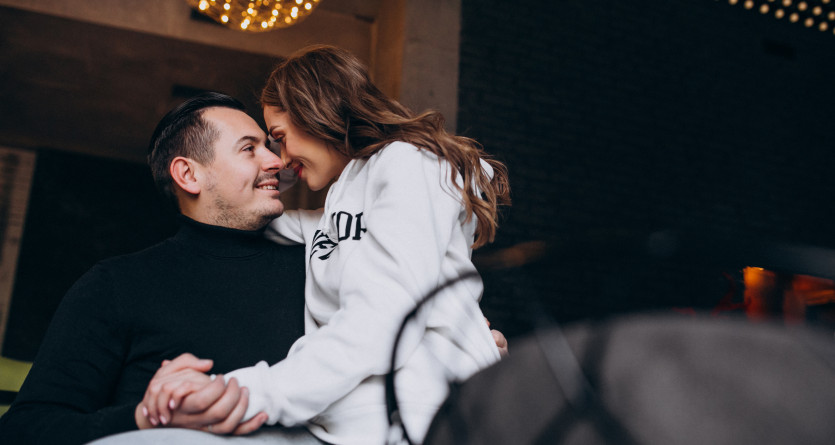 Couple partageant un moment intime dans une chambre avec jacuzzi privatif
