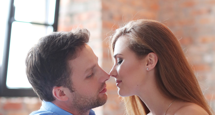 Couple s'embrassant tendrement dans une love room