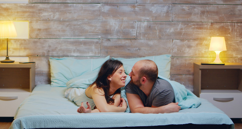 Couple partageant un moment intime dans une Secret Room