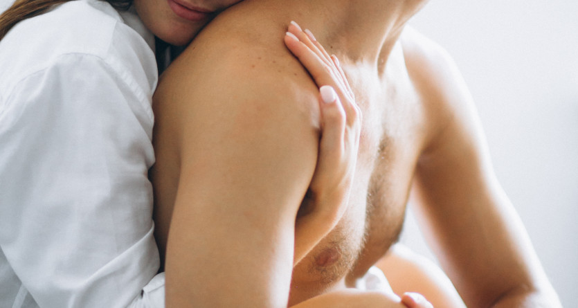 Couple partageant un moment de tendresse dans une Love Room