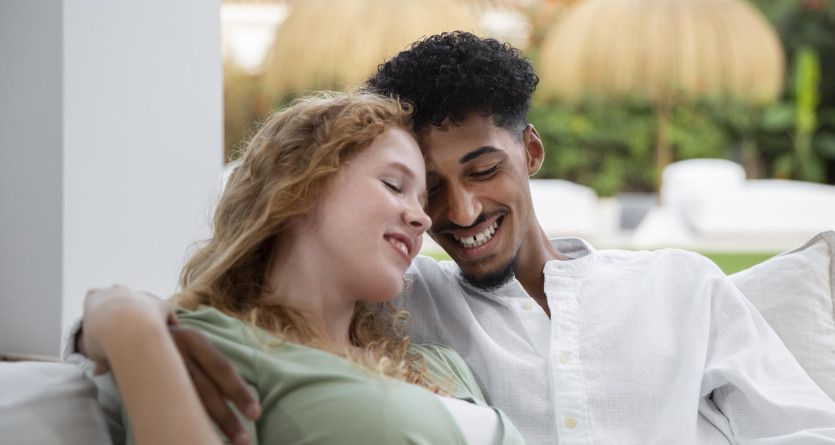 Couple heureux profitant d&rsquo;un moment romantique dans une Love Room