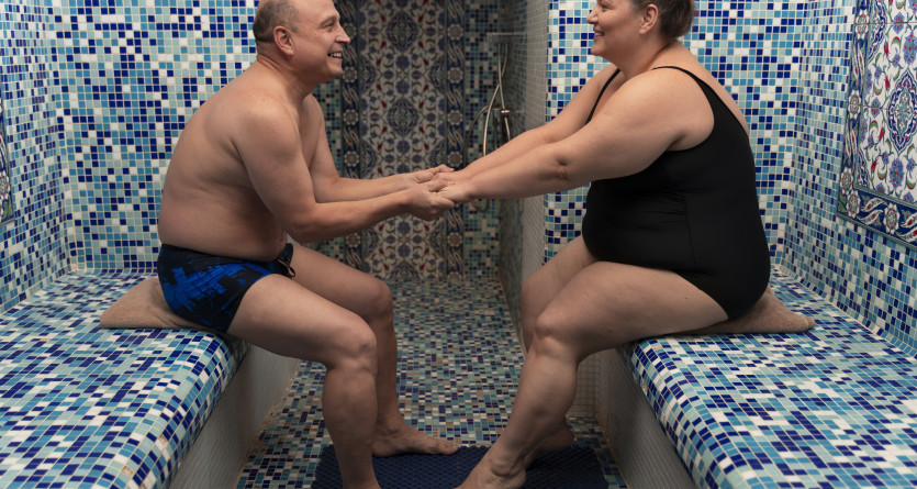 Couple heureux dans un hammam priv&eacute;, ambiance relaxante
