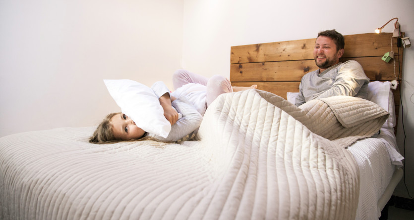 Homme et enfant profitant d'un moment de d&eacute;tente dans une chambre confortable