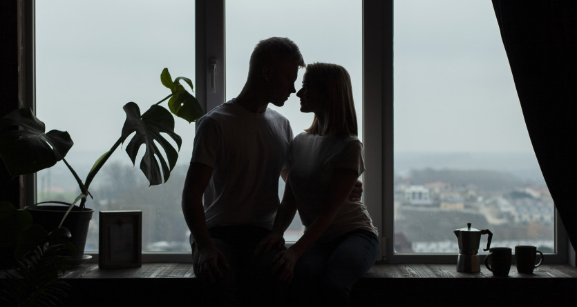 Silhouette d'un couple s'embrassant devant une fen&ecirc;tre dans une Love Room