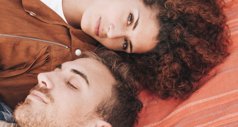 Couple allong&eacute; ensemble dans une ambiance intime et romantique
