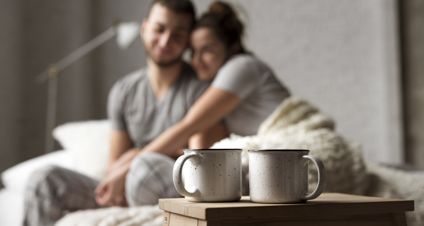 Couple c&acirc;lin&eacute; avec des tasses de caf&eacute; dans une Secret Room