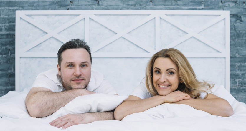 Couple souriant se relaxant dans une Secret Room