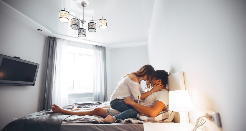 Couple romantique dans une chambre Love Room avec ambiance intime