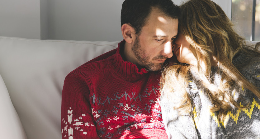 Couple partageant un moment intime dans une chambre Love Room en hiver