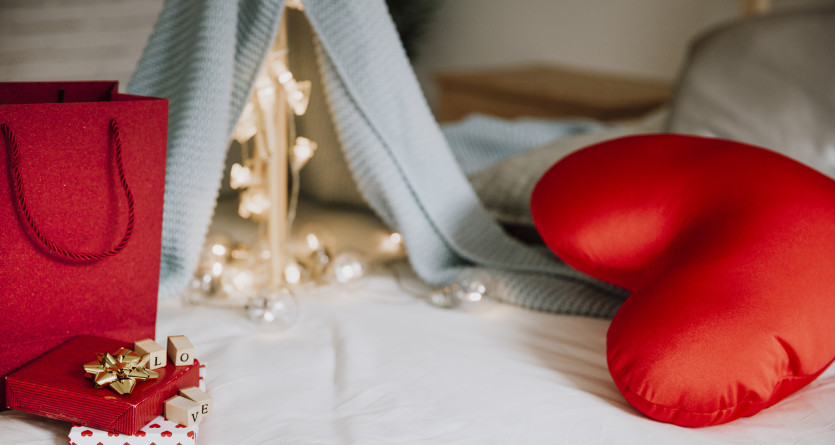 D&eacute;coration romantique dans une chambre Love Room avec un coussin en forme de c&oelig;ur