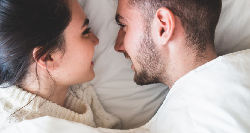 Couple partageant un moment complice dans une chambre secr&egrave;te