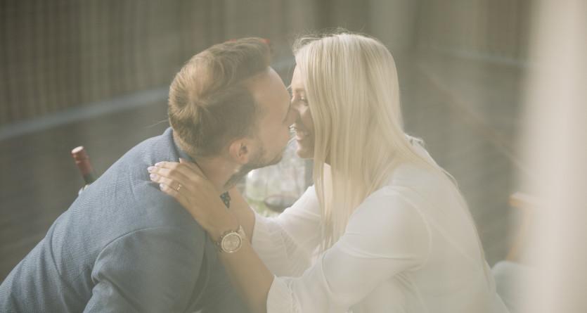 Couple s'embrassant tendrement dans une ambiance romantique