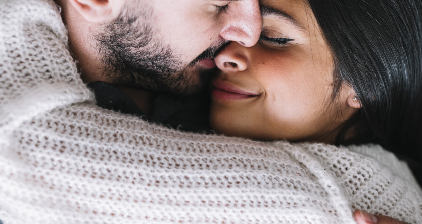 Couple s&rsquo;enla&ccedil;ant tendrement, partageant un moment d&rsquo;intimit&eacute; romantique