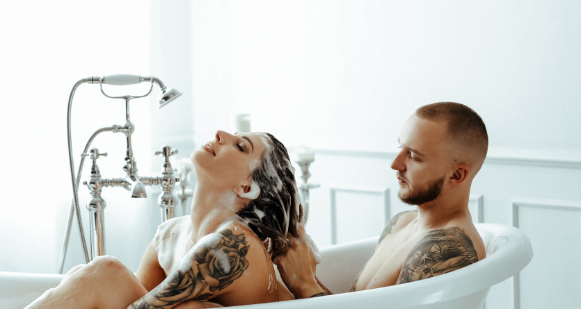 Couple partageant un moment intime dans une baignoire, ambiance romantique