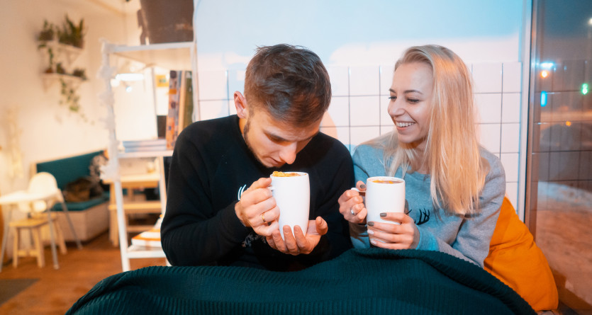 Couple partageant une boisson chaude dans une ambiance cosy
