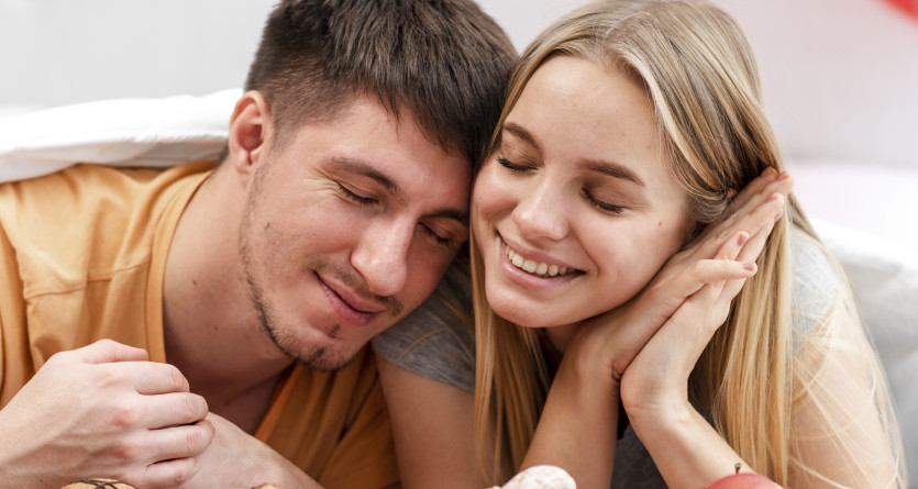 Couple partageant un petit-d&eacute;jeuner au lit dans une Love Room
