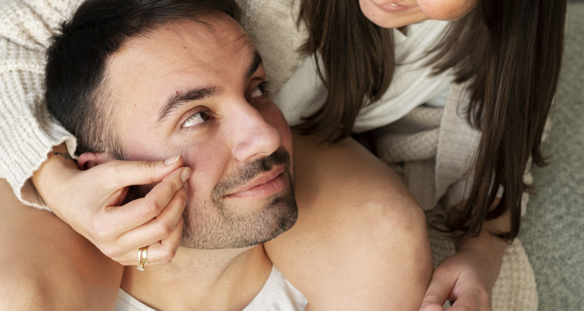 Couple partageant un moment complice et affectueux dans une chambre &agrave; th&egrave;me