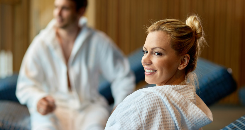 Couple en peignoir profitant d&rsquo;un moment de d&eacute;tente dans un espace spa