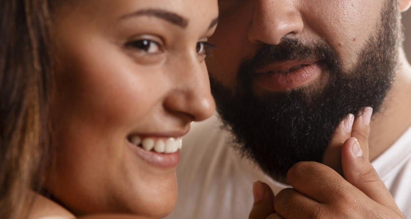 Couple partageant un moment complice dans une chambre romantique