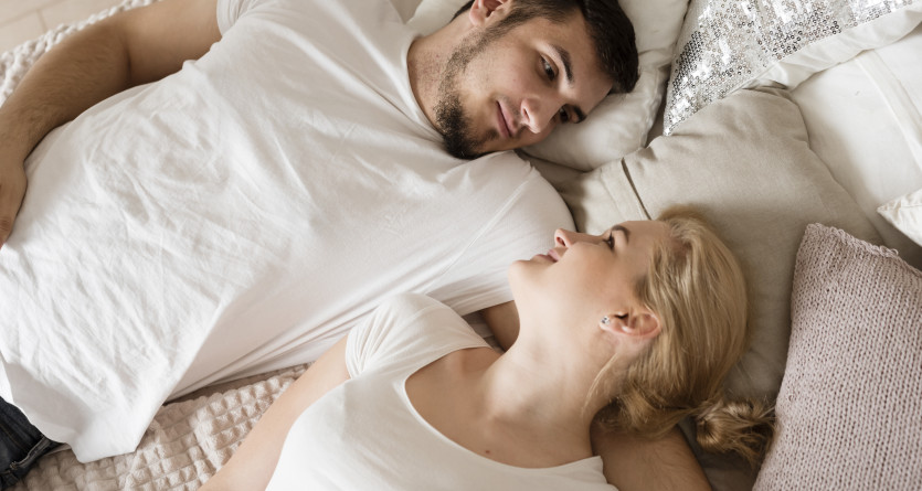 Couple allong&eacute; partageant un moment de tendresse dans une Love Room