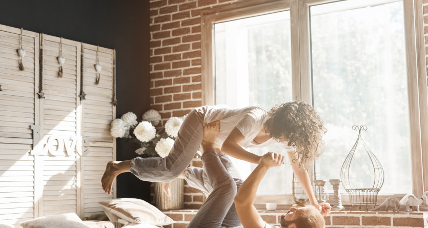 Couple s&rsquo;amusant dans une chambre romantique et chaleureuse