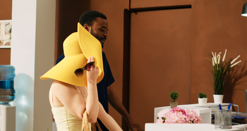 Couple effectuant un check-in discret pour une Secret Room